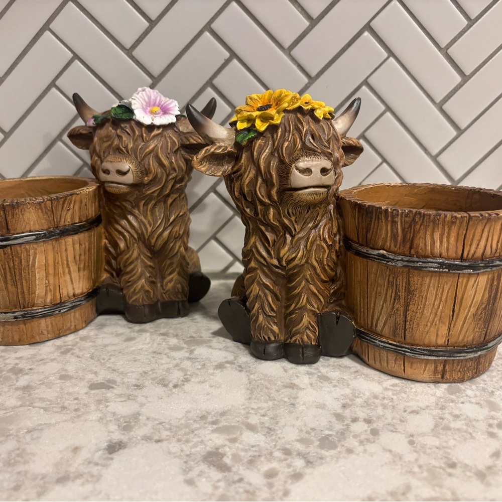 Set of 2 Highland Cow spring planters.